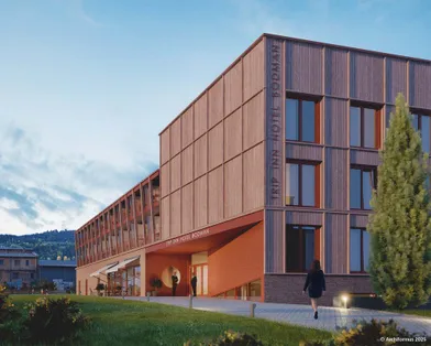 Visualisierung eines modernen Hotelneubaus in Holzbauweise mit großflächigen Fenstern und roter Eingangszone, beschriftet mit „Trip Inn Hotel Bodman“, im Abendlicht mit umgebender Natur