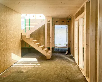 Innenraum einer Baustelle eines Holzrahmenbaus