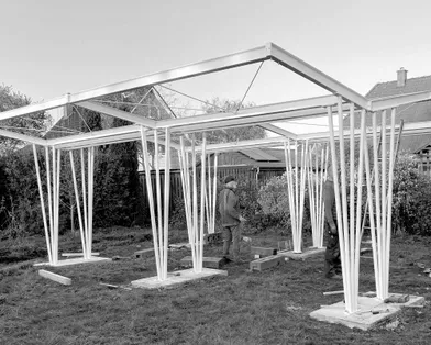 Bild vom Aufbau eines Stahlkonstrukes in Schwarz Weiß