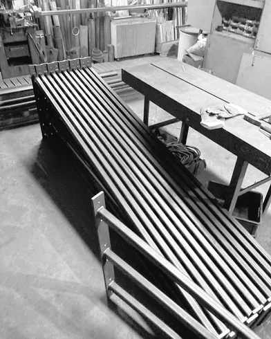 Bild von der Herstellung der einzelnen Trägerelemente aus Metall in einer Werkstatt