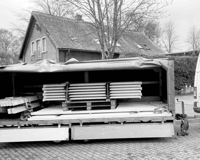 Bild vom Transport der einzelnen Metall Träger Elemente zum Aufbau