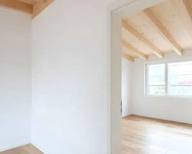 Ansicht verschiedene Zimmer im Haus mit hell ausgeleuchteter Perspektive von einem zum nächsten Raum