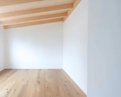 Ansicht eines Zimmers auf einer fertigen Baustelle in einem Haus mit hell ausgeleuchteter Umgebung